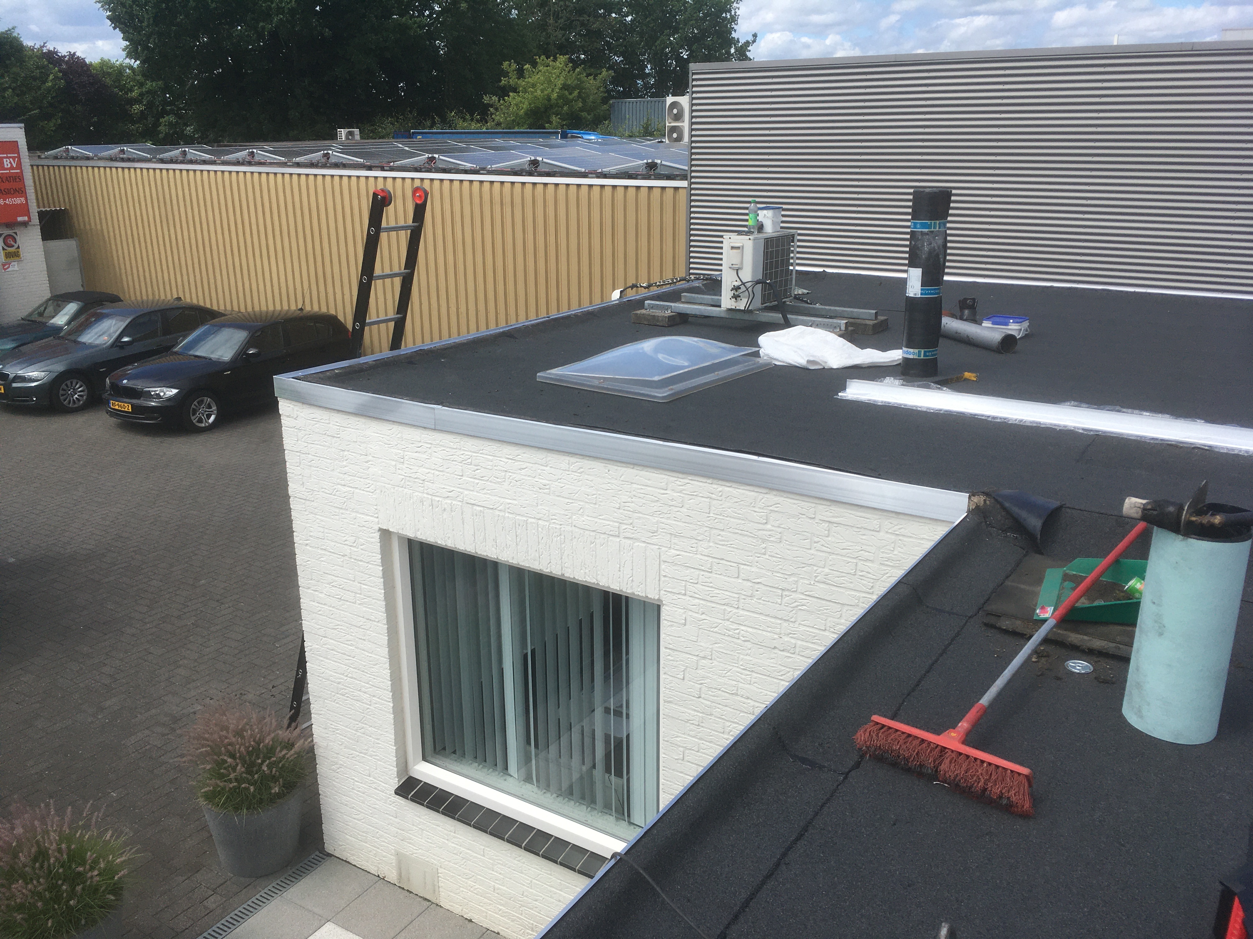 Tijdens: inwerken lichtkoepel en plaatsen dakrandafwerking
